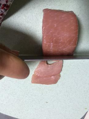 准备好猪肉，切条