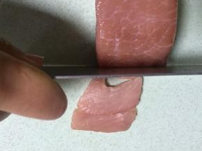 准备好猪肉，切条