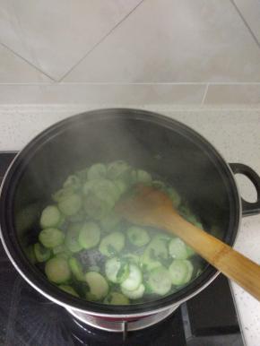 锅内放热油,加入西红柿适量的盐炒到软烂，加入丝瓜,加入适量的开水