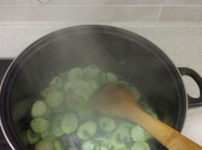 锅内放热油,加入西红柿适量的盐炒到软烂，加入丝瓜,加入适量的开水