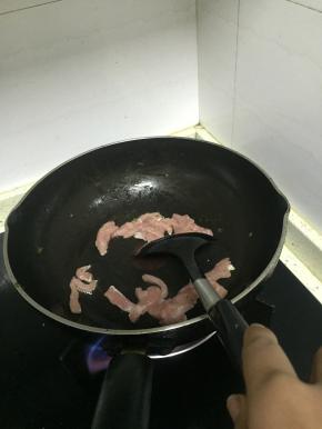 锅里倒入橄榄油，加热，倒入猪肉