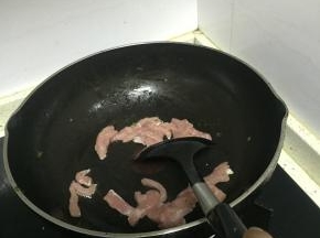 锅里倒入橄榄油，加热，倒入猪肉