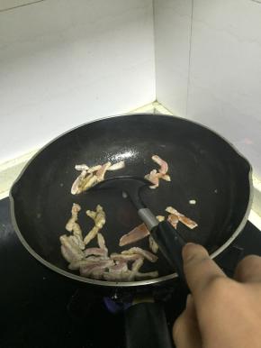 翻炒1-2分钟，加入少量盐和鲜酱油