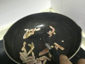 翻炒1-2分钟，加入少量盐和鲜酱油