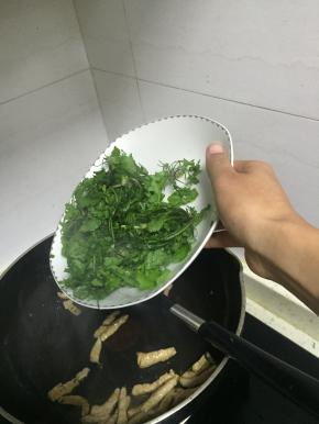 待猪肉变色，加入荠菜，翻炒3分钟左右，使得荠菜变软