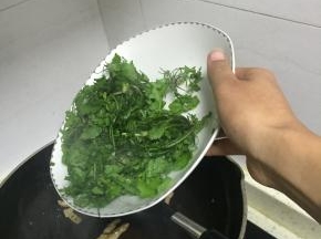 待猪肉变色，加入荠菜，翻炒3分钟左右，使得荠菜变软