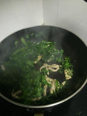 加入少量水，依次加入适量鲜酱油、盐、搅拌均匀，翻炒3分钟左右