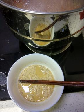 准备适量的面粉加水,放入锅内