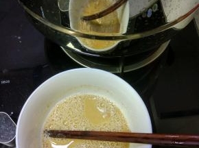 准备适量的面粉加水,放入锅内