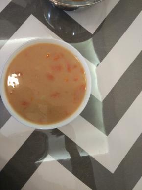 准备鸡蛋,打散,放入锅内