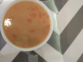 准备鸡蛋,打散,放入锅内