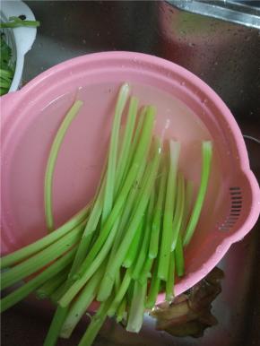 芹菜洗净控干水分备用
