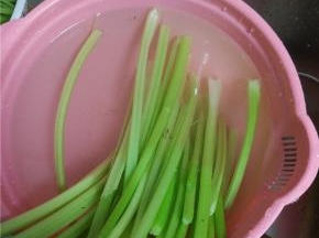 芹菜洗净控干水分备用
