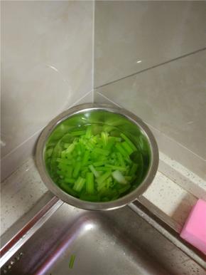 锅内放水烧开，放入芹菜焯水二十秒，捞出泡入冷水中