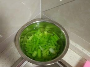 锅内放水烧开，放入芹菜焯水二十秒，捞出泡入冷水中