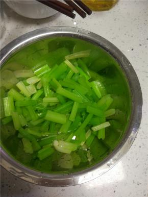 泡好的芹菜控干水分