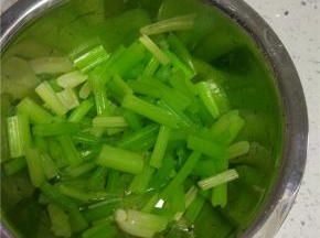 泡好的芹菜控干水分