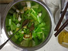 放入适量的盐、酱油、醋味极鲜进行调味，搅拌均匀