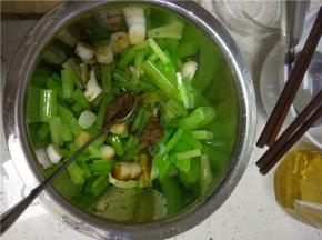 放入适量的盐、酱油、醋味极鲜进行调味，搅拌均匀