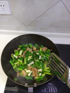 锅内放油烧热，加入葱姜蒜爆香，加入猪肉进行翻炒，待肉的颜色变淡之后加入适量的酱油