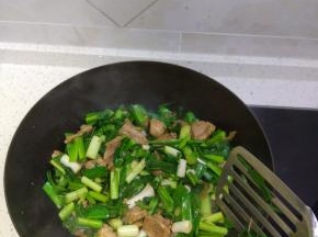 锅内放油烧热，加入葱姜蒜爆香，加入猪肉进行翻炒，待肉的颜色变淡之后加入适量的酱油