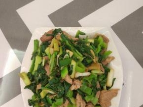 放入切好的蒜苗，加入盐耗油适量进行调味