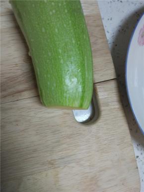 西葫芦买的时候选特别嫩的，可以生吃的那种