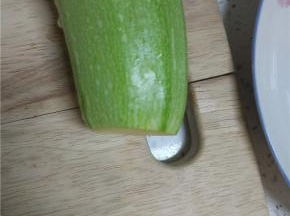 西葫芦买的时候选特别嫩的，可以生吃的那种