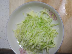 西葫芦洗净之后擦细丝