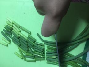 准备蒜苔，洗干净，切段