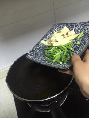 锅里倒入橄榄油，加热，放入葱姜蒜爆香后，加入蒜苔翻炒，2-3分钟