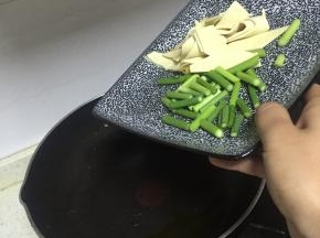 锅里倒入橄榄油，加热，放入葱姜蒜爆香后，加入蒜苔翻炒，2-3分钟