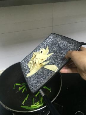 加入千张皮翻炒2-3分钟