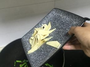 加入千张皮翻炒2-3分钟