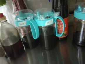 西葫芦中放入适量的盐、酱油、醋味极鲜进行调味