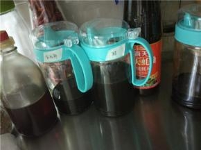 西葫芦中放入适量的盐、酱油、醋味极鲜进行调味