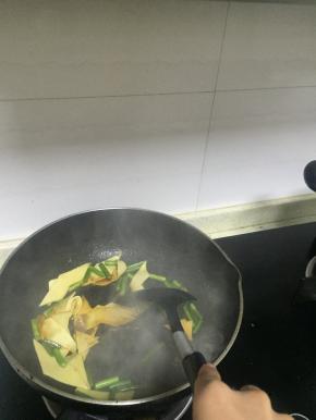 待变软后，加入鲜酱油、料酒和少许盐，翻炒1-2分钟