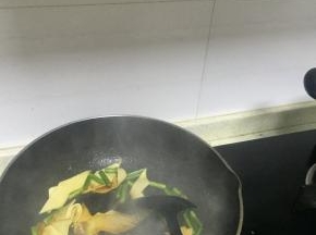待变软后，加入鲜酱油、料酒和少许盐，翻炒1-2分钟