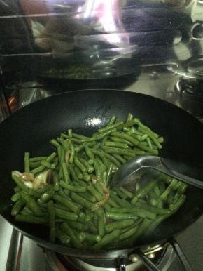 锅内放入食用油，放入葱花味精，把芸豆倒入锅内。放入适量味达美。