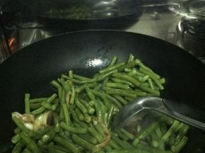 锅内放入食用油，放入葱花味精，把芸豆倒入锅内。放入适量味达美。