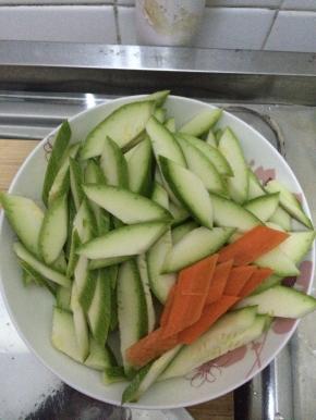 把西葫切成块状