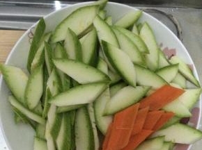 把西葫切成块状