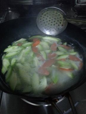 锅内加水，把西葫放入水中煮一分钟左右捞出