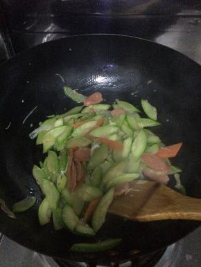 锅内放入适量油，放入调料，把西葫放入锅中