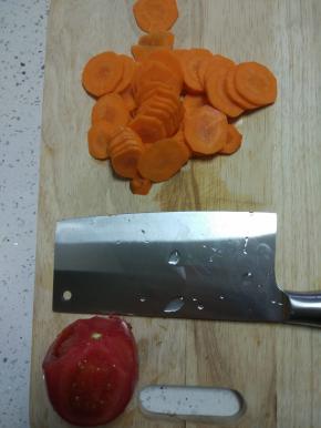 胡萝卜切片,西红柿去皮切碎