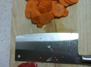 胡萝卜切片,西红柿去皮切碎