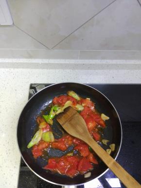 炒锅倒入少量油，烧热后加葱蒜炒香，花加入西红柿炒加一点盐翻炒