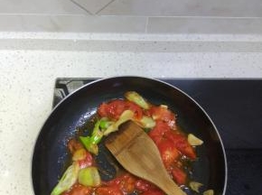 炒锅倒入少量油，烧热后加葱蒜炒香，花加入西红柿炒加一点盐翻炒