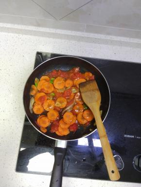 加入胡萝卜翻炒