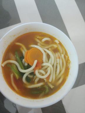 炒锅内加热水烧开,加入白菜,菠菜煮熟,加入乌冬面,面煮熟出锅